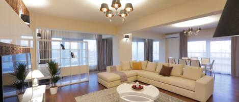 Penthouse Apartment with spa access included | Living room | Flat-screen TV