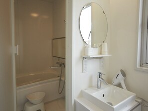Habitación Premium con 2 camas individuales, baño privado | Baño | Regadera, secadora de cabello, pantuflas, bidet 