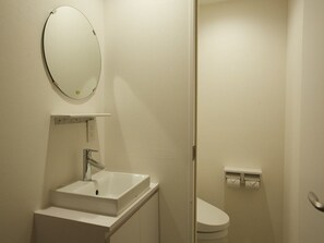 Cabaña estándar, baño compartido | Baño | Regadera, secadora de cabello, pantuflas, bidet 