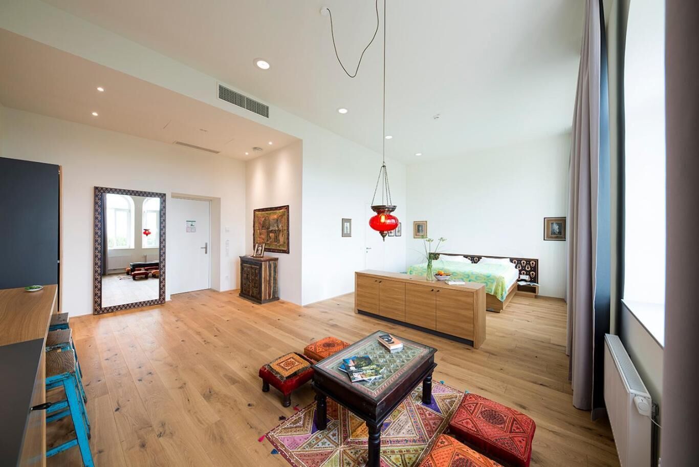 Junior Suite | Living room | 32-inch flat-screen TV with cable channels, TV