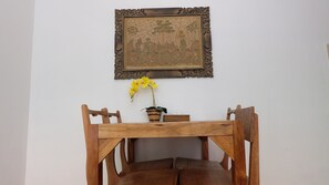 Studio, 1 Doppelbett | Essbereich im Zimmer