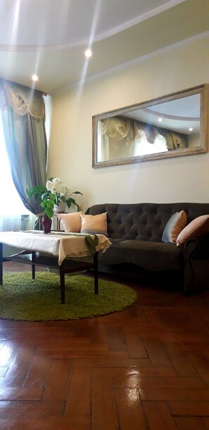 อพาร์ทเมนท์ (1 Room on  Rynok Sq., 16) | บริเวณนั่งเล่น | ทีวีจอแอลอี ดี 32 นิ้ว พร้อมช่องเคเบิล, ทีวี