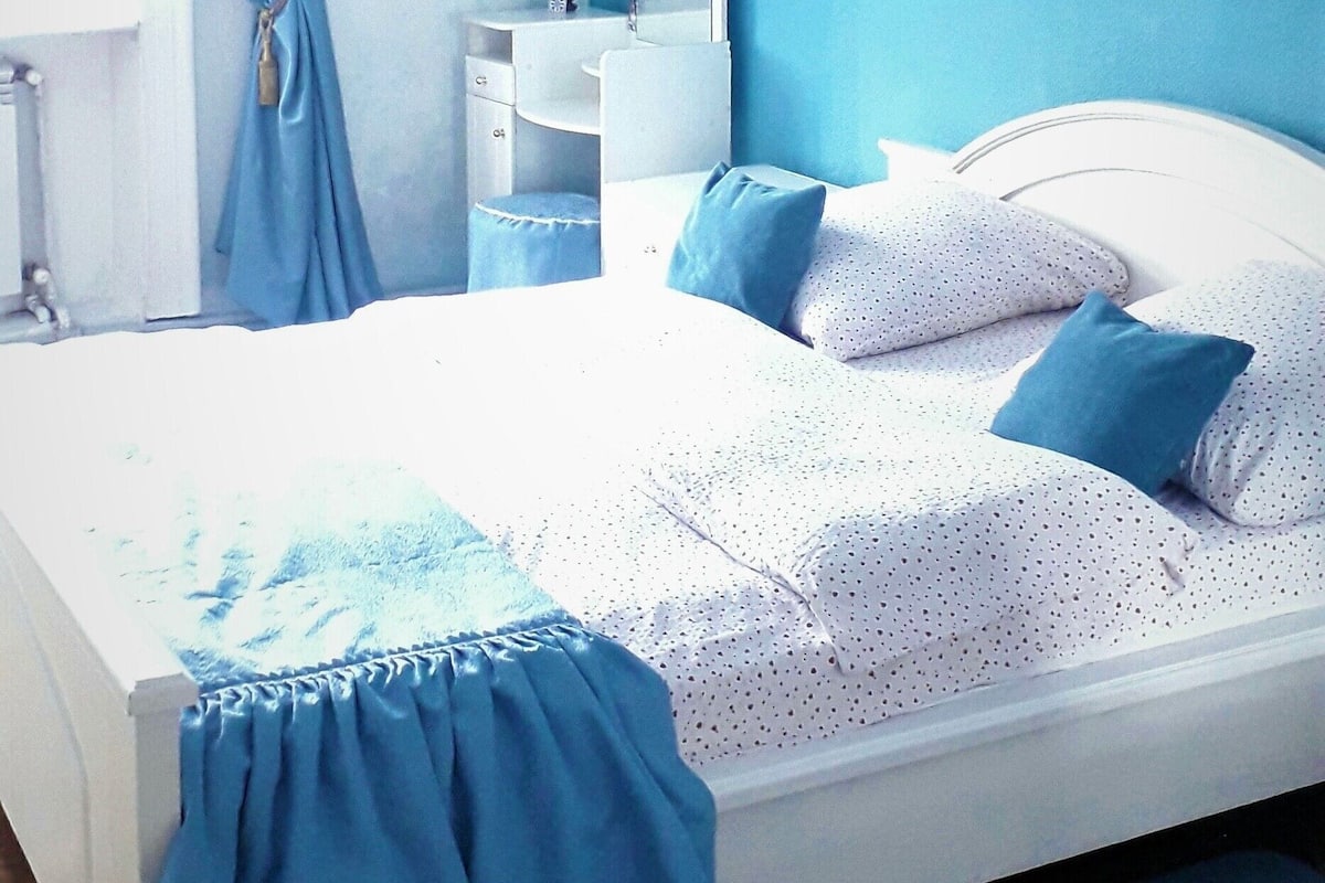 1 habitación, tabla de planchar con plancha y cunas gratuitas 