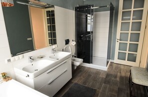 Deluxe-Apartment, 1 Schlafzimmer, Balkon, Stadtblick | Badezimmer | Dusche, kostenlose Toilettenartikel, Handtücher, Toilettenpapier