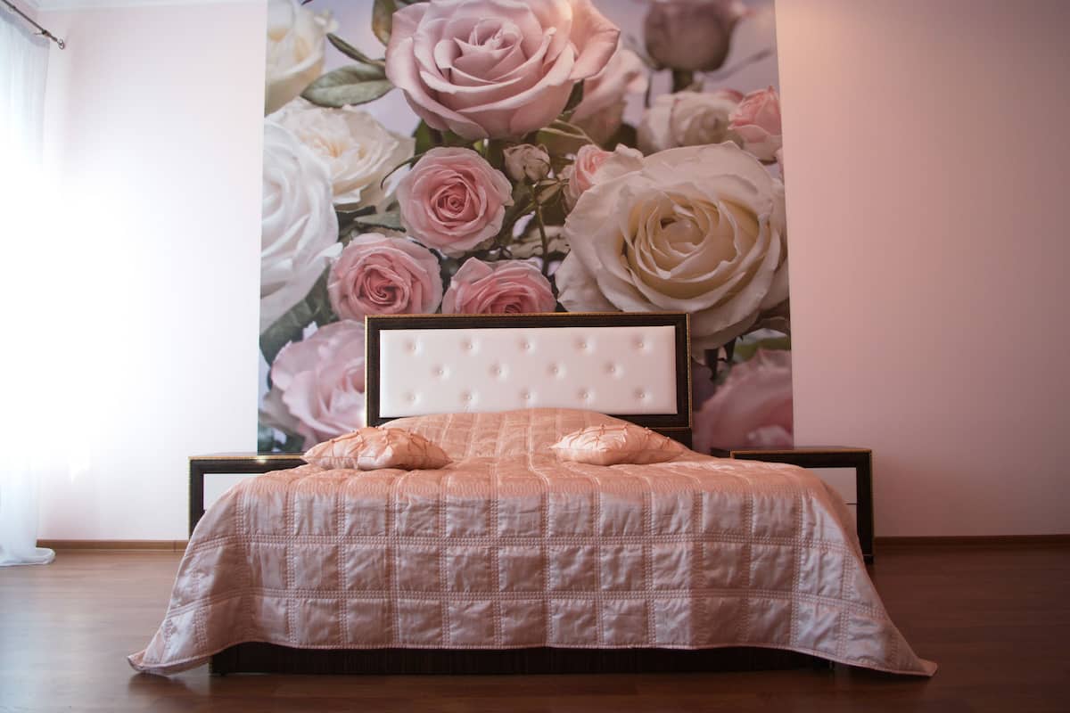 1 habitación, tabla de planchar con plancha y cunas gratuitas 
