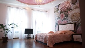 Superior Apartment, 3 Bedrooms (Udatnogo Street) | 1 bedroom, iron/ironing board, cribs (free), WiFi (free) - Ratusha apartment (Lviv)