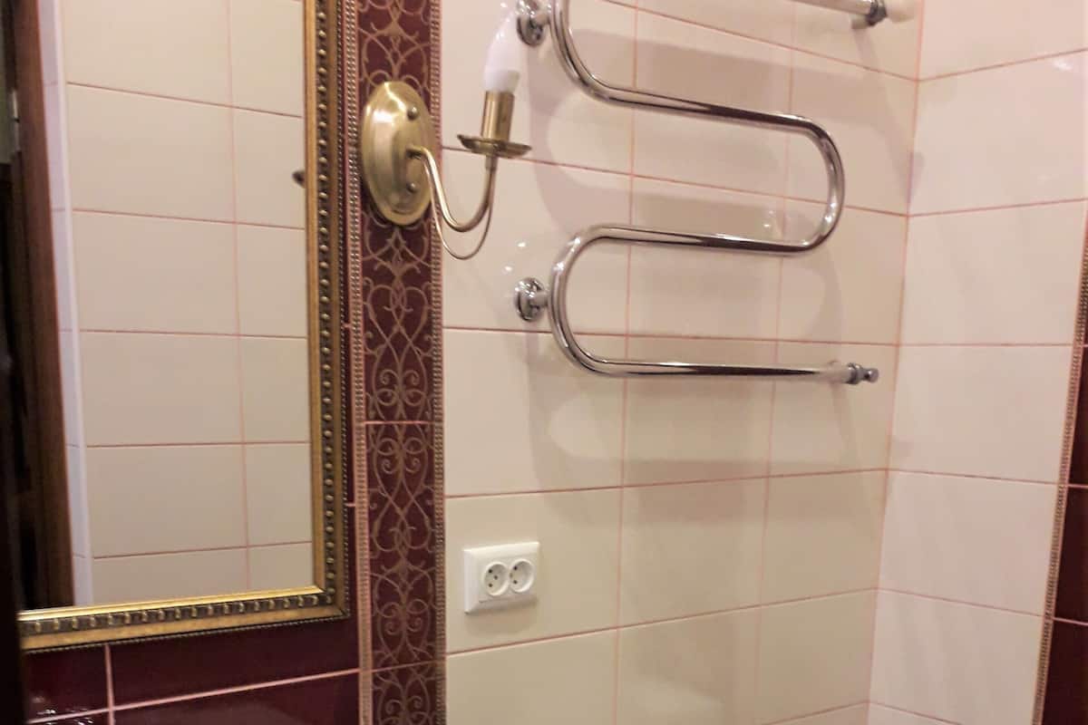 Ducha, artículos de tocador gratuitos, toallas, papel higiénico