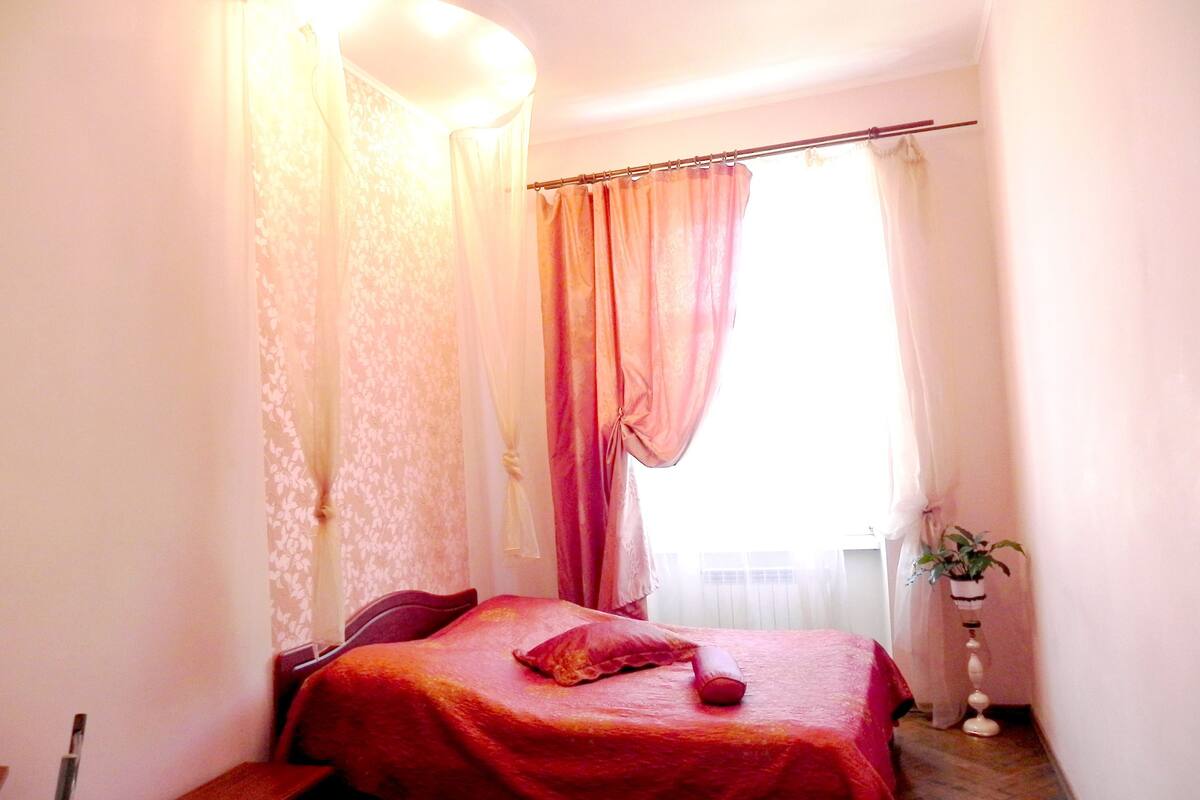 1 habitación, tabla de planchar con plancha y cunas gratuitas 