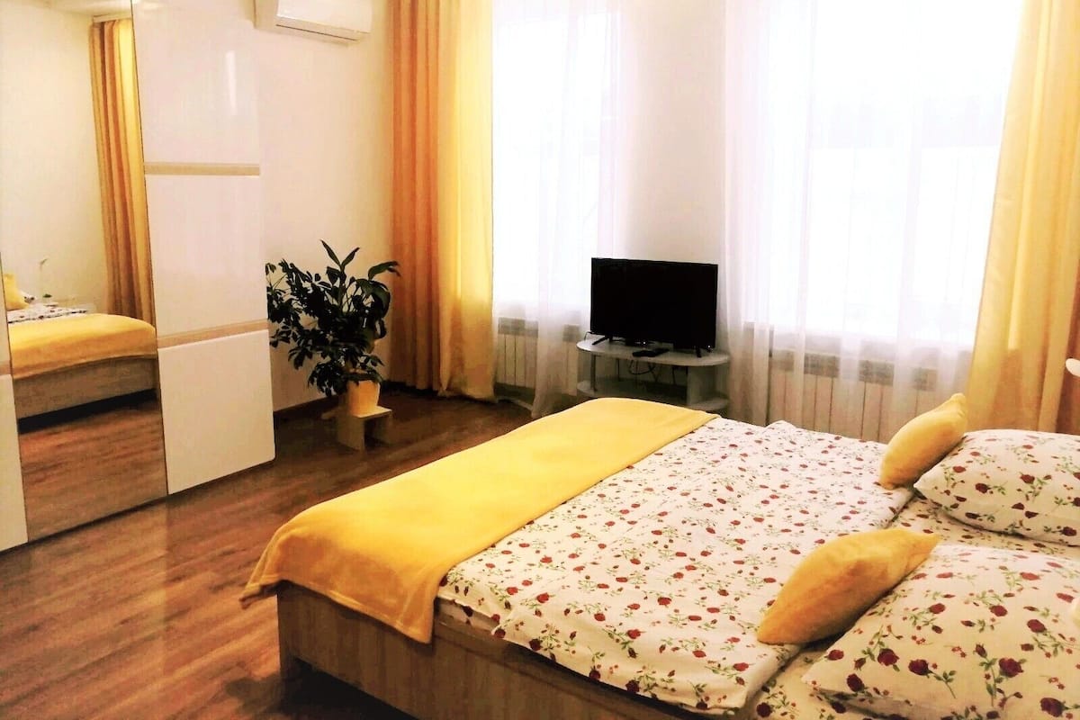 1 habitación, tabla de planchar con plancha y cunas gratuitas 