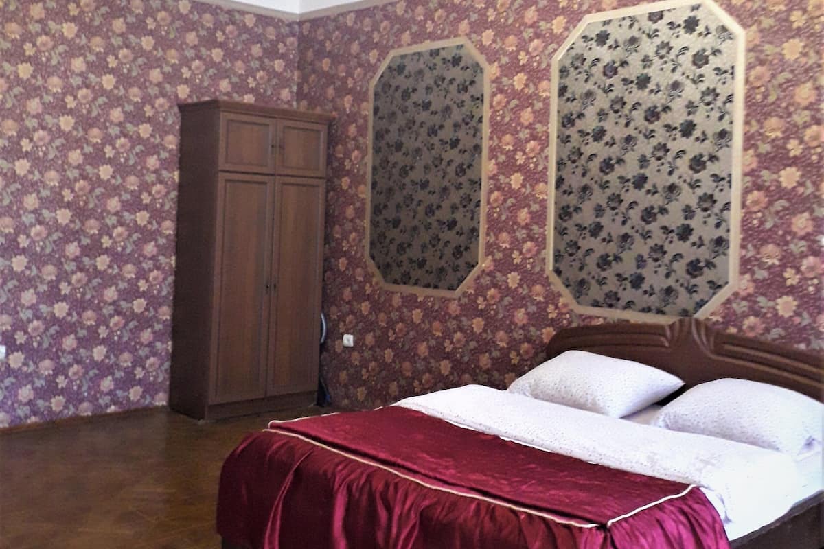1 habitación, tabla de planchar con plancha y cunas gratuitas 
