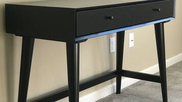 Deluxe Room, 1 King Bed | Room amenity