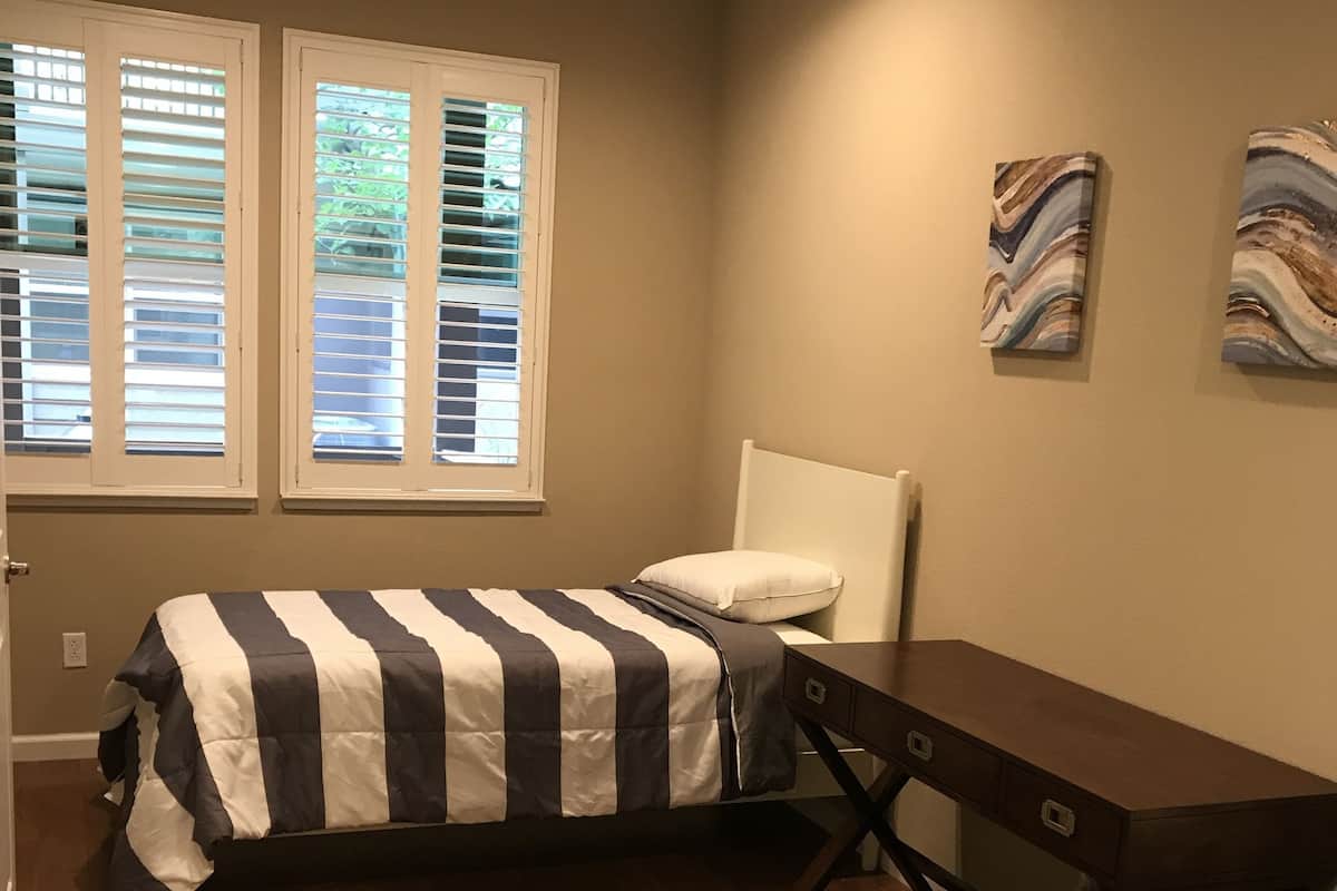 Standard Room, 2 Twin Beds | Desk, iron/ironing board, free WiFi, bed sheets