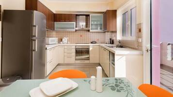 Refrigerador con freezer, microondas, horno, placa de cocina