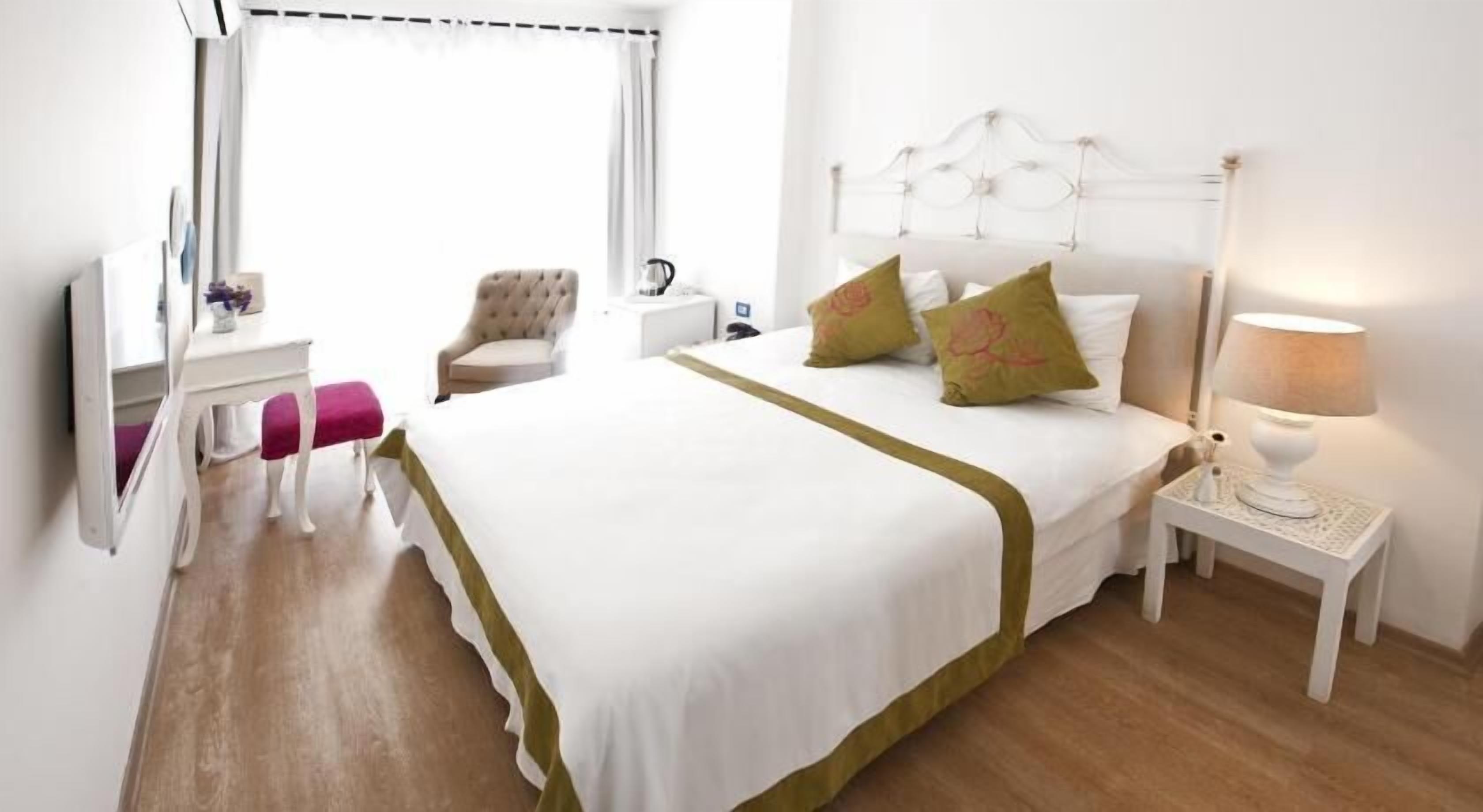 Peralatan tempat tidur premium, bar mini, peti besi dalam bilik, meja 
