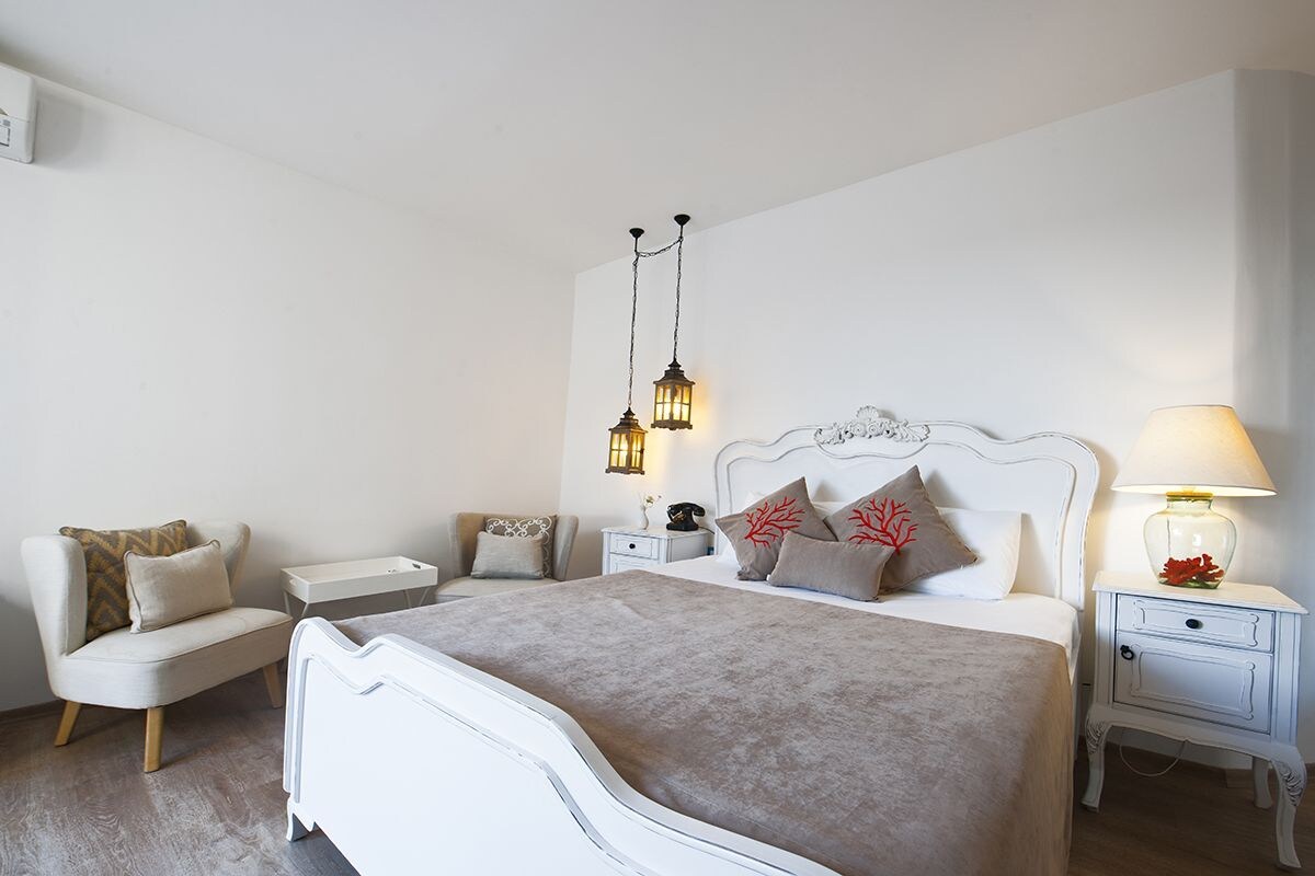 Ropa de cama de alta calidad, minibar, caja fuerte y escritorio