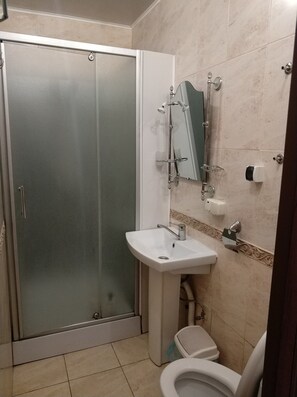 Habitación individual estándar | Baño | Secadora de cabello y toallas