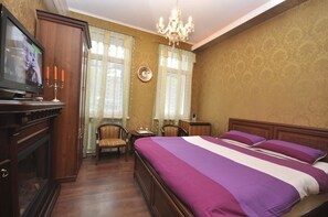 Habitación doble estándar | Escritorio, tabla de planchar con plancha, wifi gratis y ropa de cama