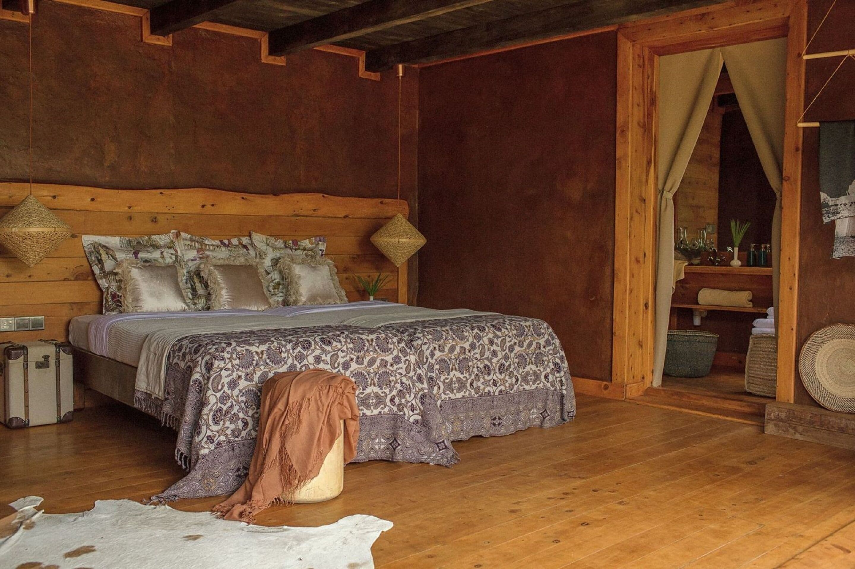 Cottage | Desk, bed sheets