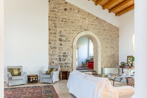 Lobby sitting area - Baglio Occhipinti (Vittoria)