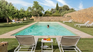 Piscine extérieure, chaises longues