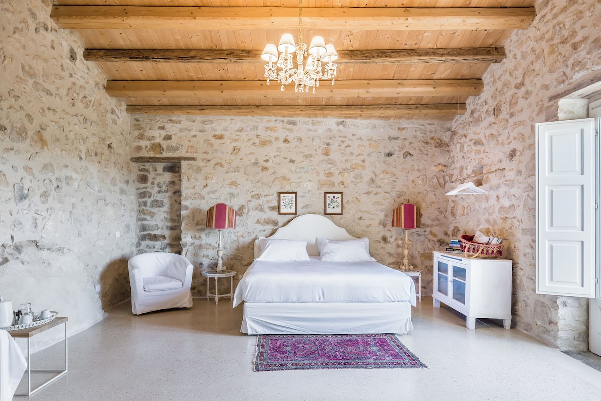 Suite | 1 bedroom, individually decorated, individually furnished, desk