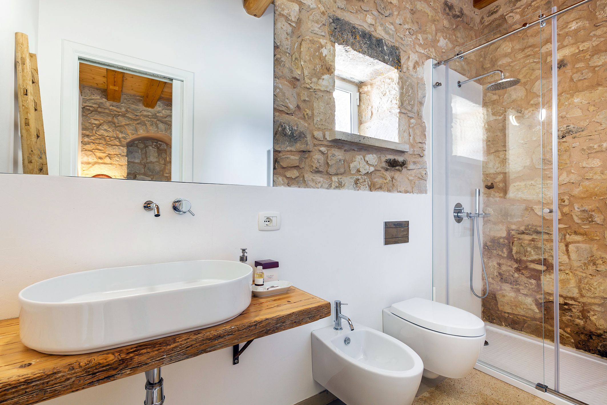 romantic suite, vineyard view (carruba) | bathroom | free toiletries, hair dryer, bathrobes, bidet