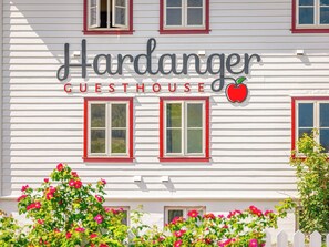 Front of property - Hardanger Guesthouse (Ulvik)