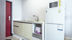 Io | Private kitchen | Fridge, electric kettle