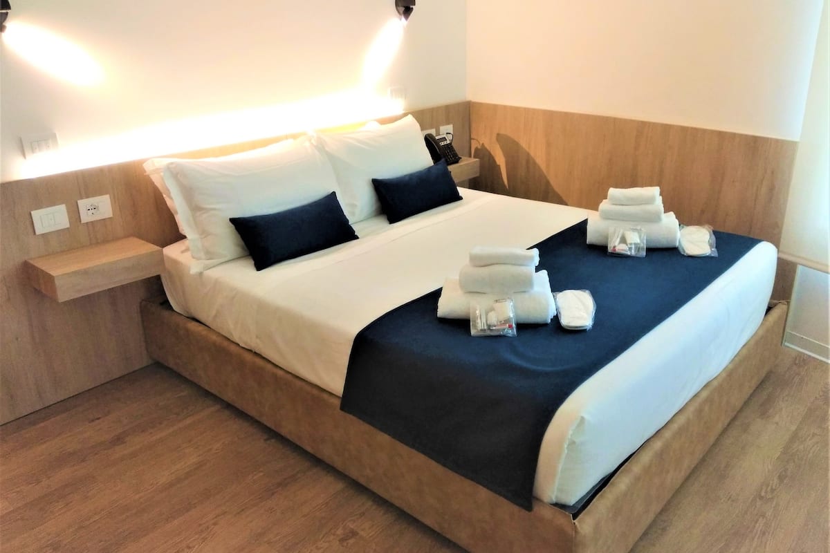 double or twin room, accessible | minibar, in-room safe, desk, soundproofing