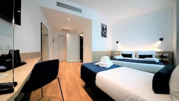 Minibar, caja de seguridad en la habitación y escritorio