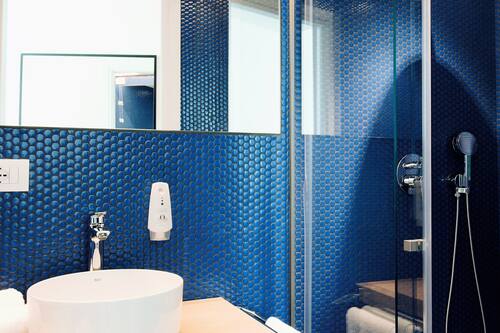 Shower, rainfall showerhead, free toiletries, hair dryer