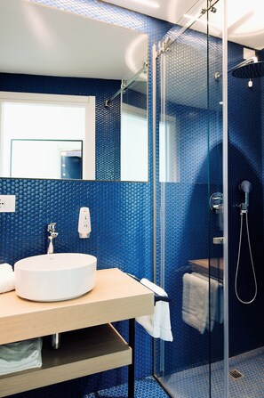 Shower, rainfall showerhead, free toiletries, hair dryer - Air Rooms Rome Airport by HelloSky (Fiumicino)