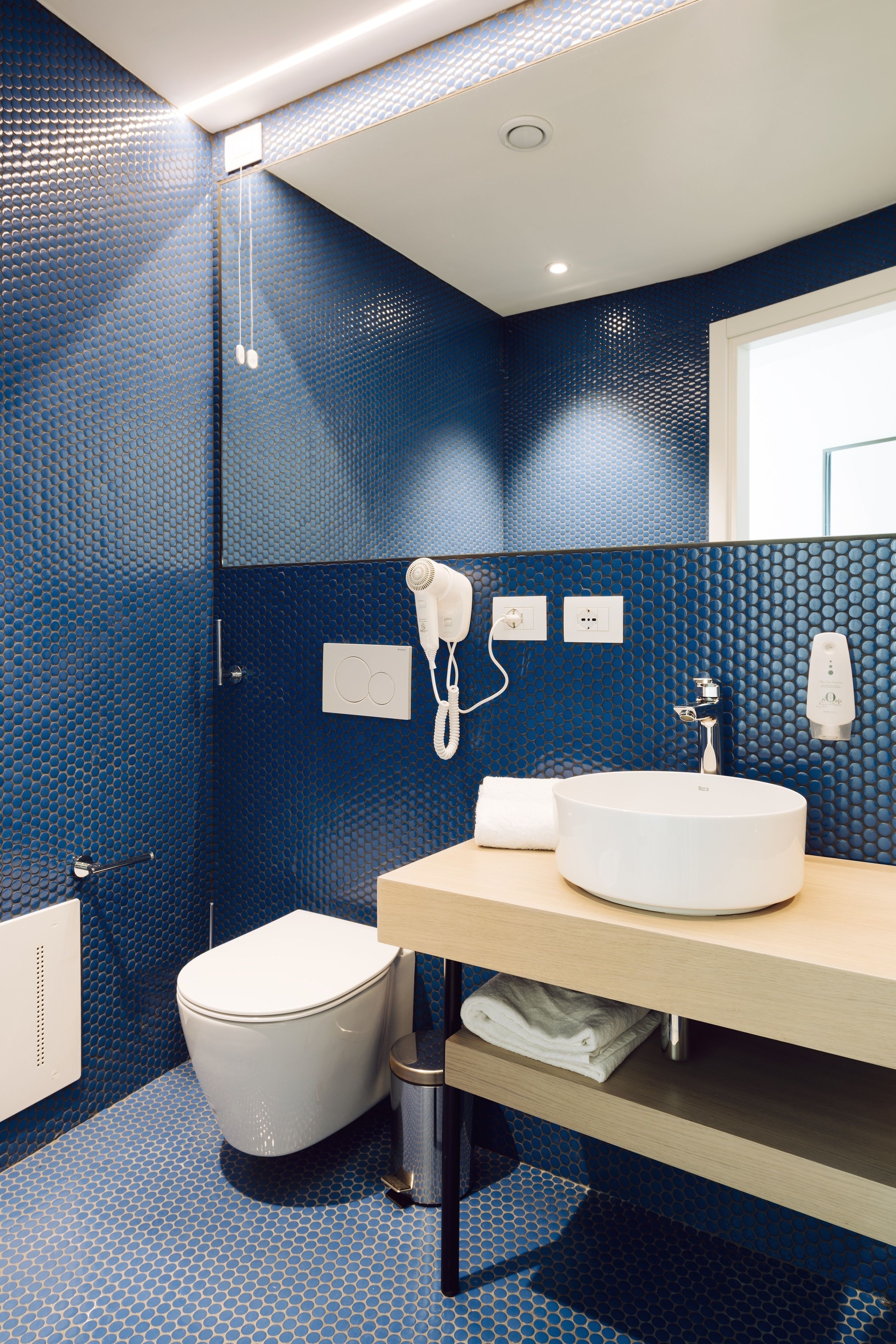 shower, rainfall showerhead, free toiletries, hair dryer