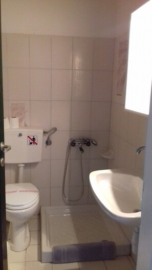 Standard Double Room, 1 Katil Kelamin (Double) | Bilik Mandi | Pancuran mandi, kelengkapan dandanan diri percuma, tuala disediakan 