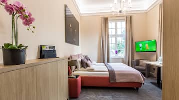 Deluxe studio | Woonruimte | Een 40-inch smart-tv met satellietzenders en een televisie