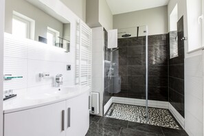 Suite présidentielle | Salle de bain | Douche, douche cascade, articles de toilette (gratuits)