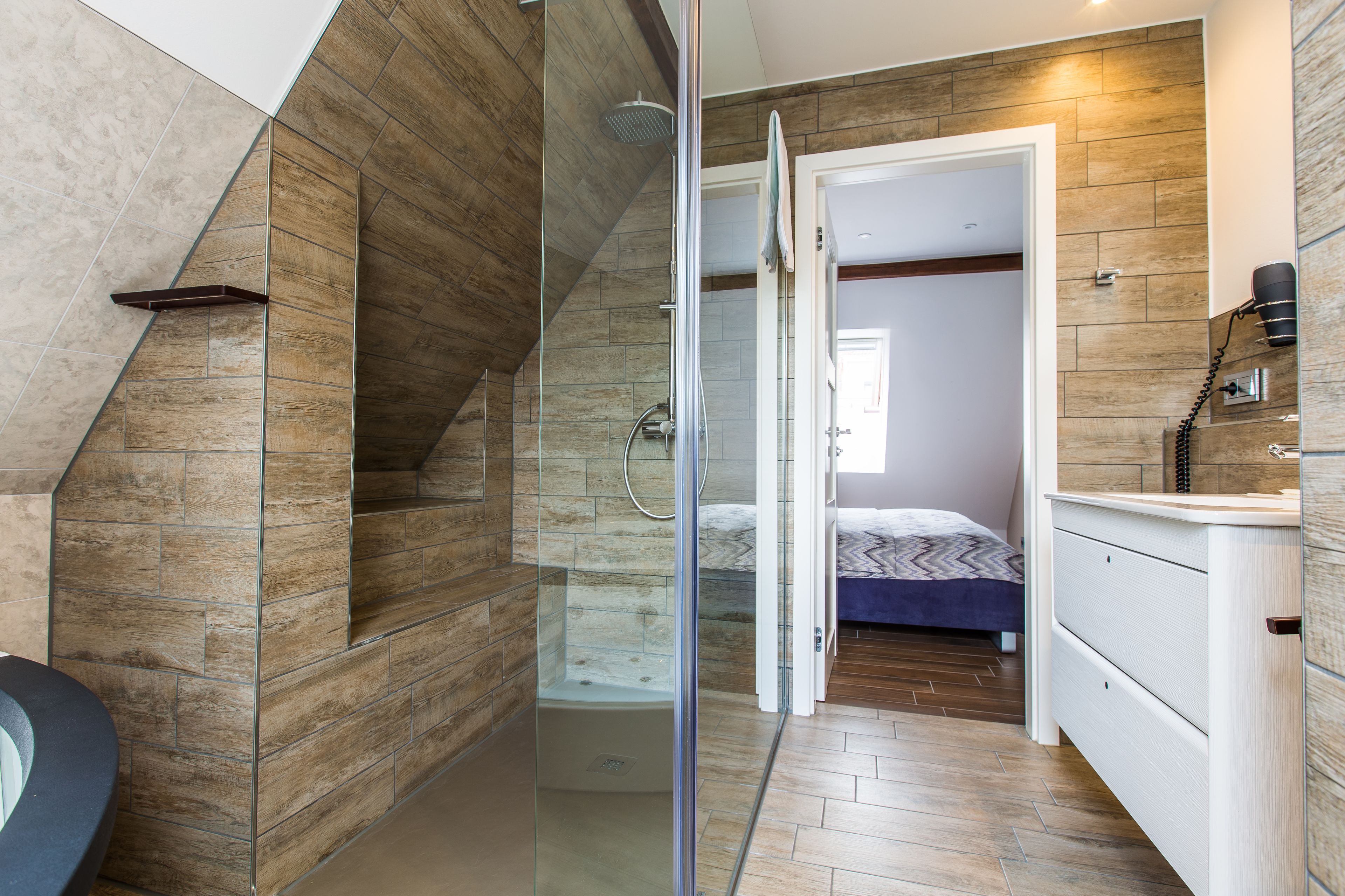 Shower, rainfall showerhead, free toiletries, hair dryer
