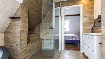 Shower, rainfall showerhead, free toiletries, hair dryer