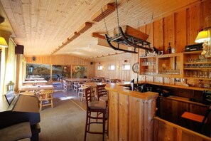 Se sirven cenas y cocina internacional 