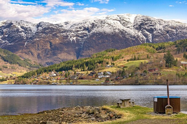Un pueblo a la orilla de un lago con casas y un muelle.