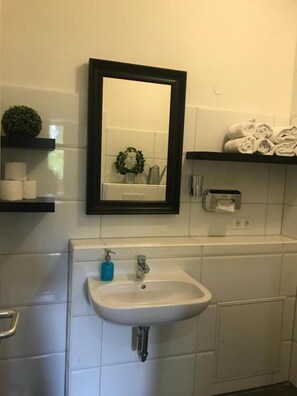 Standard Quadruple Room | Bathroom | Hair dryer, towels, soap, shampoo - Room's by Sleephotels (Hamburg)