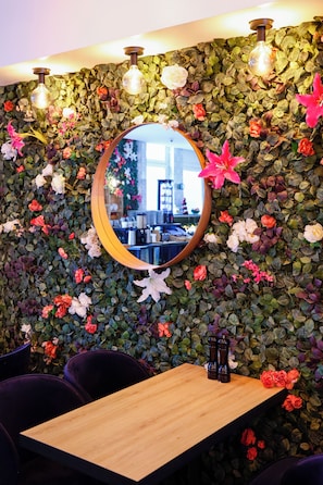 Café da manhã com buffet diário (EUR 15 por pessoa)