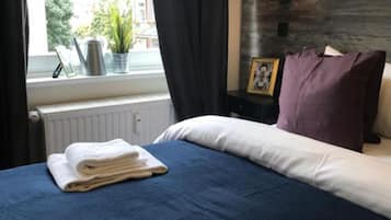 Habitación doble, baño compartido | Escritorio y wifi gratis
