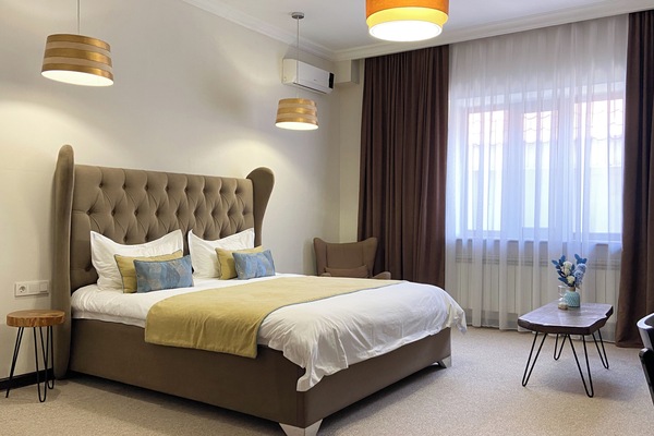 Kamar Double Deluks | Seprai premium, minibar, brankas, dan meja kerja