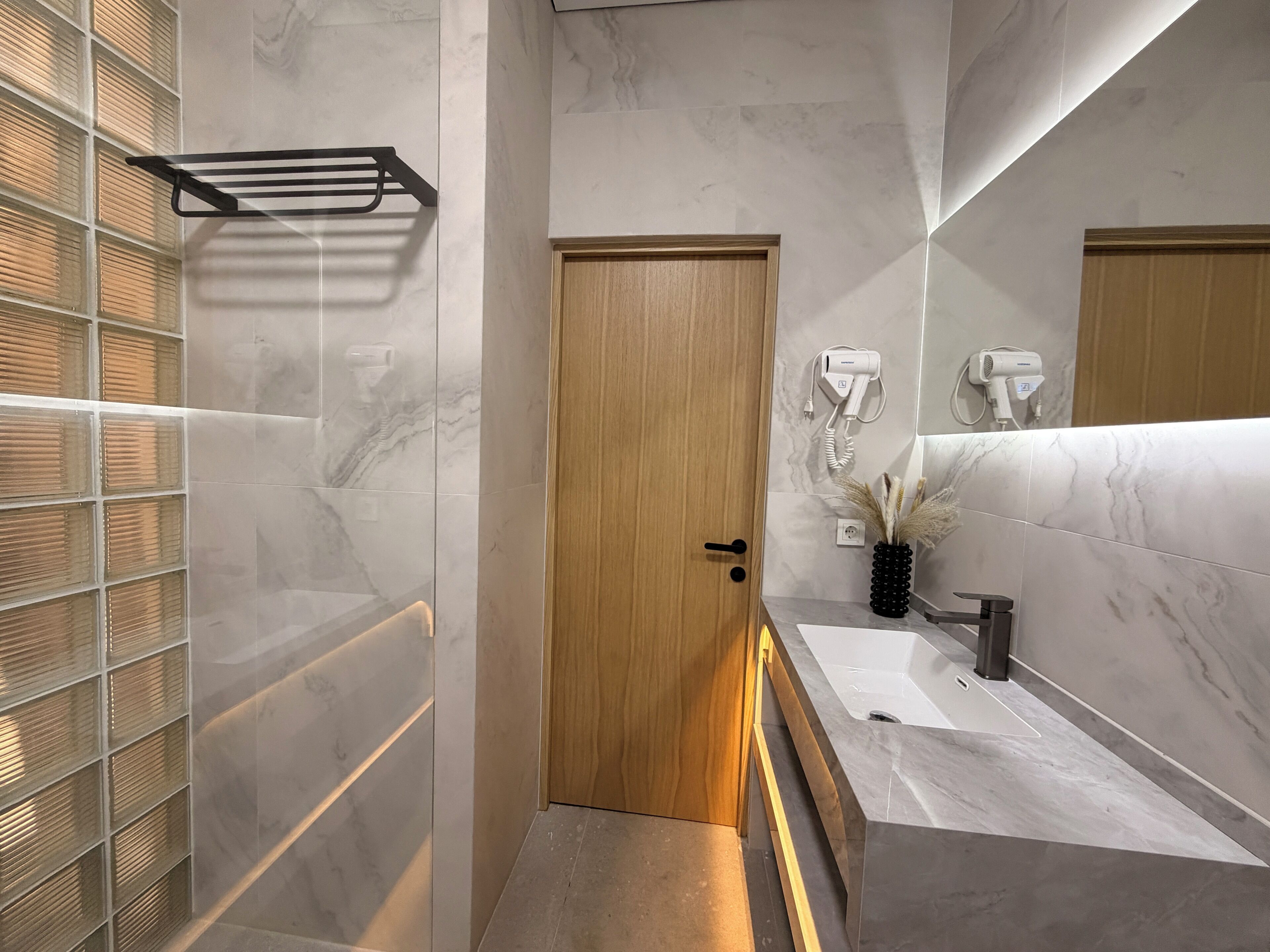 Standard Twin Room, Mountain View | Bathroom | Combined shower/tub, free toiletries, slippers, towels
