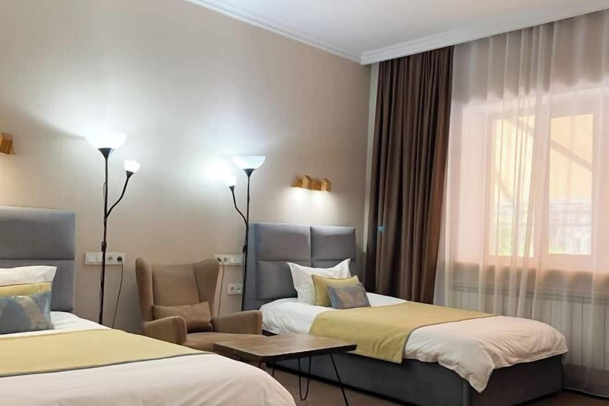 Roupas de cama premium, frigobar, cofres nos quartos, escrivaninha