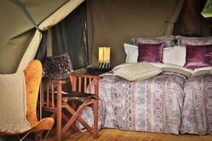Desk, blackout drapes, bed sheets - Pakulala Safari Camp - East Africa Camps (Ngorongoro)