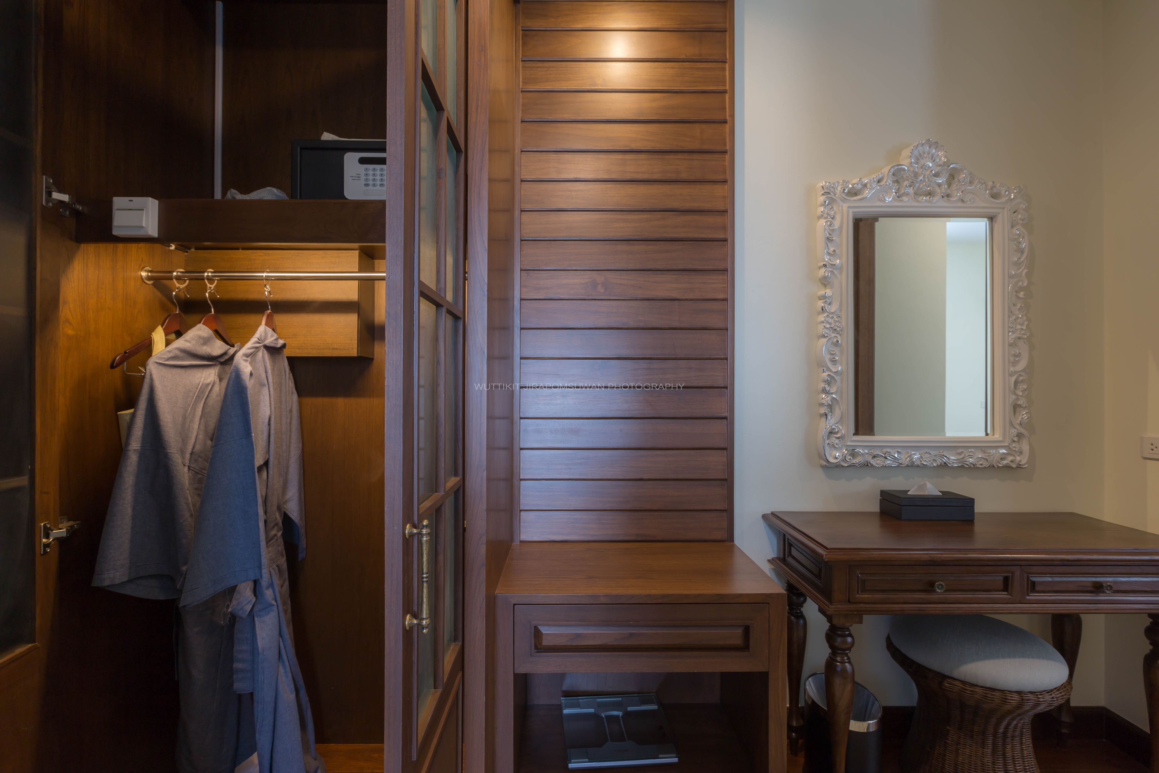 premium  executive room with bathtub | free minibar, in-room safe, desk, iron/ironing board