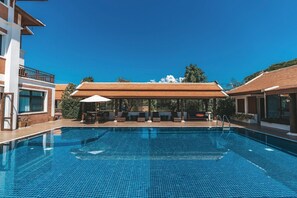 Piscine extérieure, chaises longues
