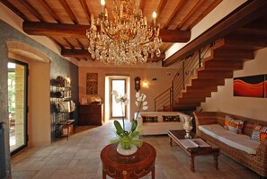 Coin salon dans le hall